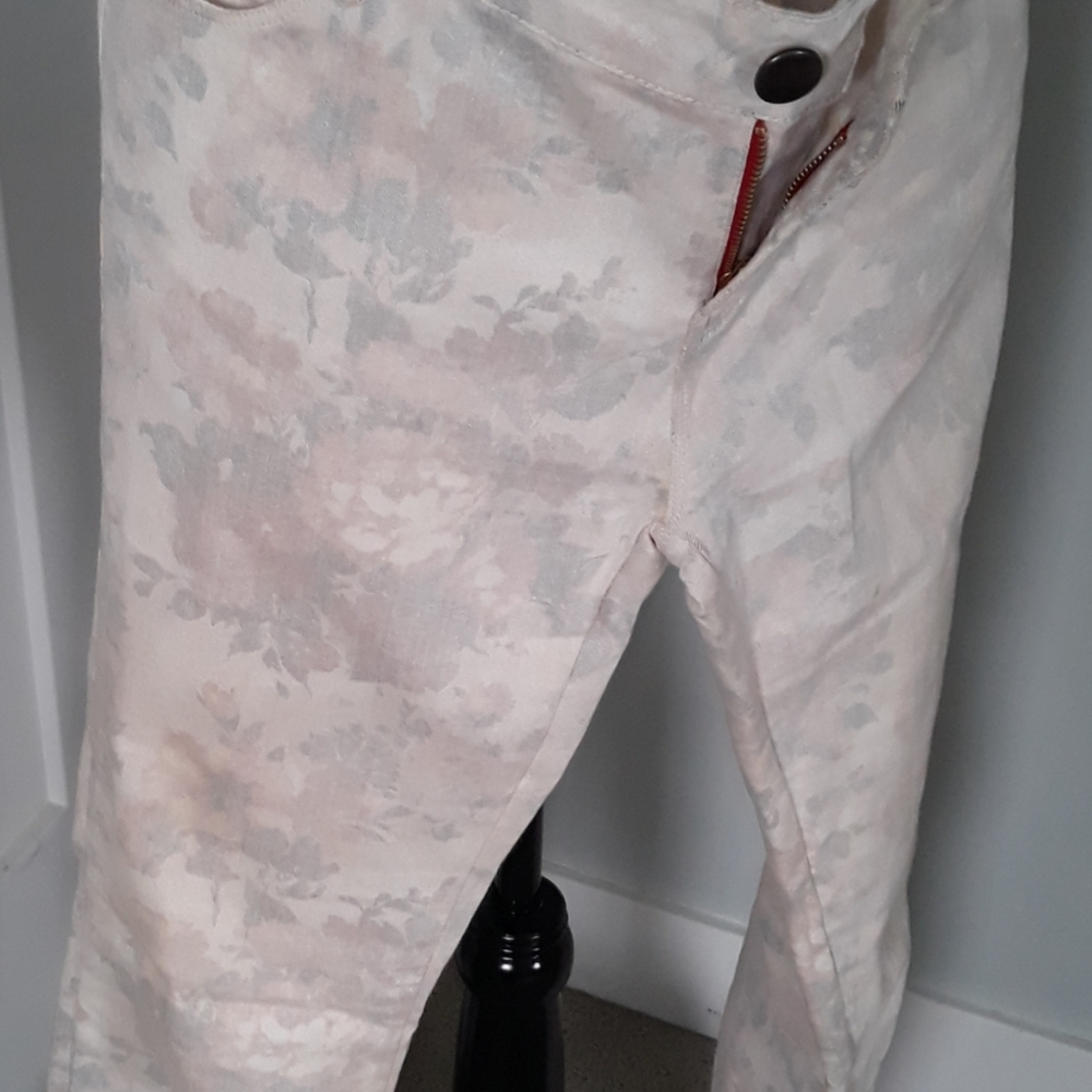 Subtle jeans in shades of pink and cream